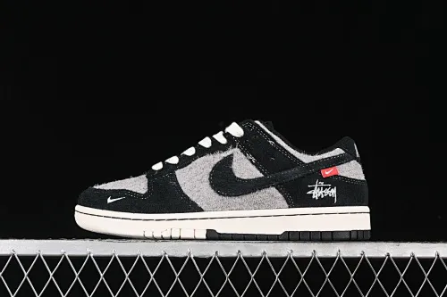 All Categories Nk SB Dunk Series Nk SB Dunk Low High-end Customized Low-top Sneakers Nk SB Dunk Low Stussy Series-Grey Black Black Swoosh Anniversary High-end Customized Low-top Casual Sneakers MM1089-028